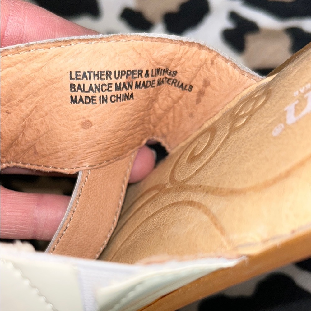 BORN🌻Off White/Cream LEATHER SANDALS Flip Flop Style Size 10 - Picture 7 of 8